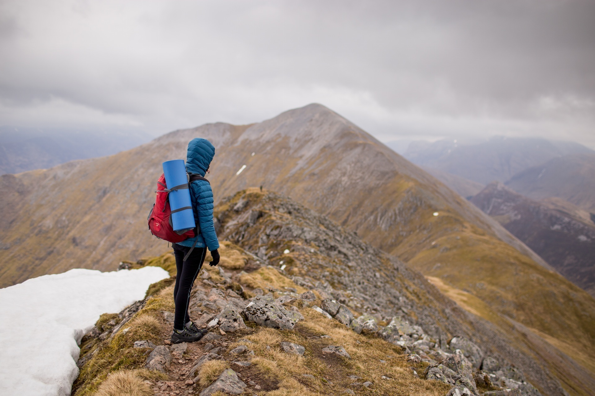 The Athleisure Set I’d Buy If I Ever Actually Went Hiking